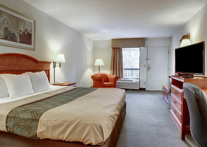 Econo Lodge Inn & Suites Gulfport Airport