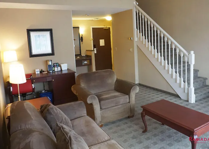 Ramada By Wyndham Kelowna Hotel & Conference Center- Pool, Hot Tub, And Restaurant