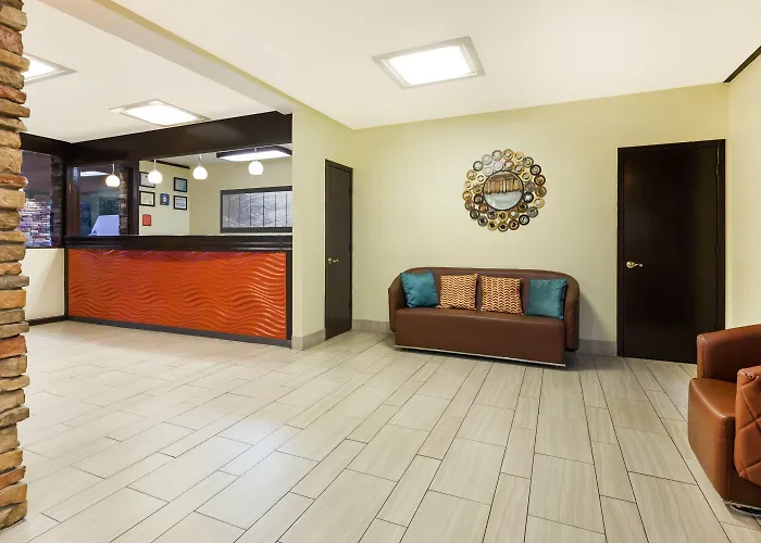 Howard Johnson By Wyndham Arlington Ballpark / Six Flags