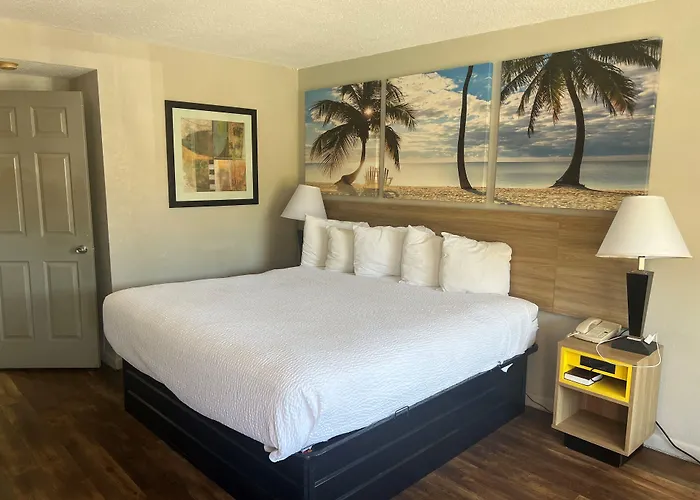 Days Inn By Wyndham St. Petersburg Central