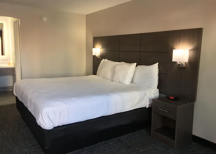Days Inn & Suites By Wyndham Charleston Airport West