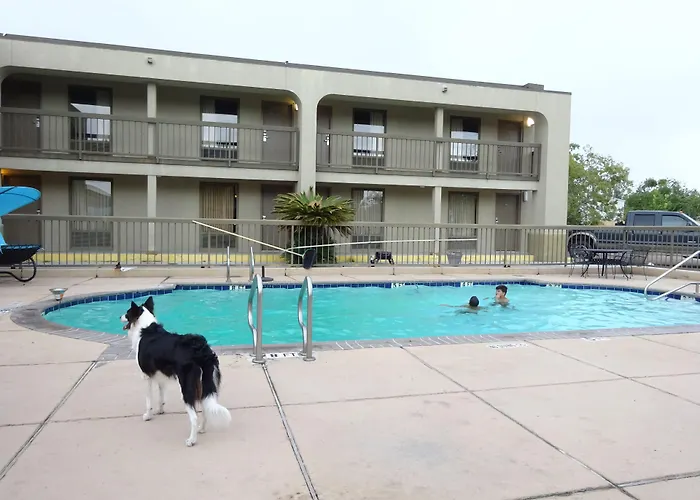 Days Inn By Wyndham Victoria Tx East
