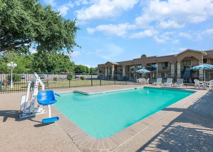 Days Inn By Wyndham San Marcos