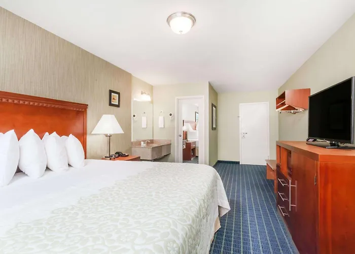 Days Inn By Wyndham Windsor Locks / Bradley Intl Airport