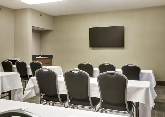 Pittsburgh Airport Inn And Suites
