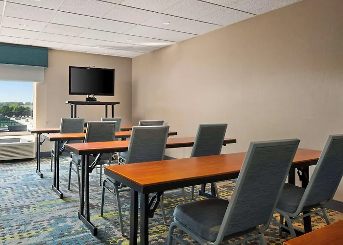 Hampton Inn & Suites Newport News-Airport - Oyster Point Area