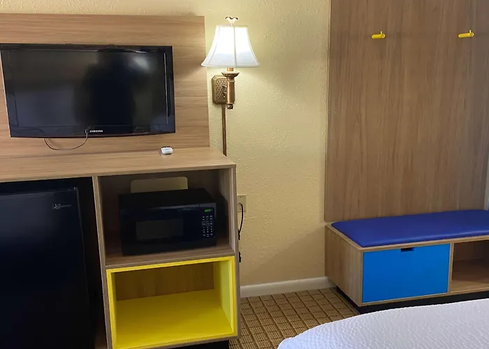 Days Inn By Wyndham Clinton
