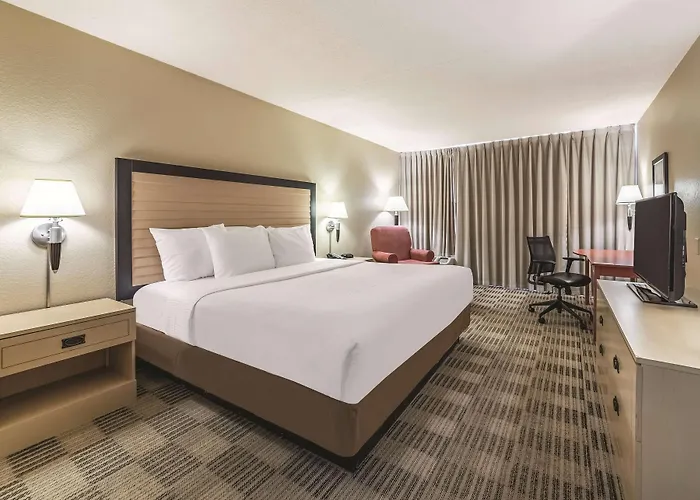 Ramada Inn By Wyndham Fairfield Nj