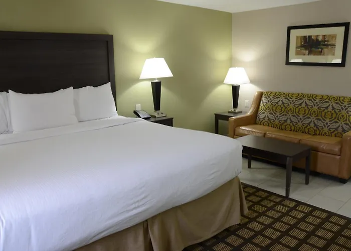 Baymont By Wyndham Clarksville