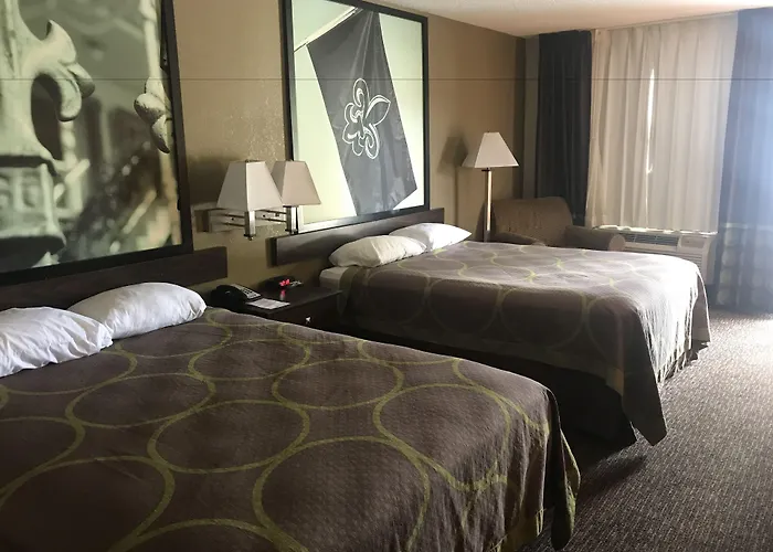 Super 8 By Wyndham Monroe Hotel