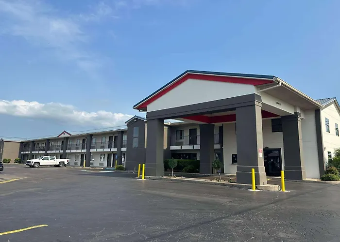 Super 8 By Wyndham Monroe Hotel