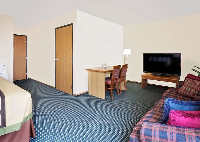 Super 8 By Wyndham Marshall