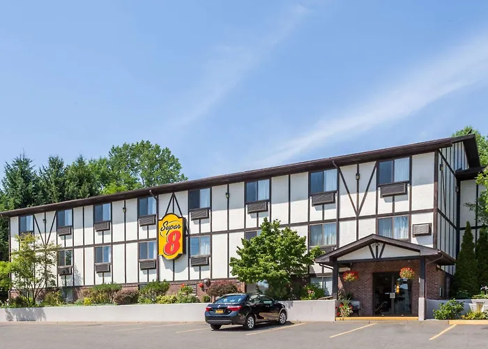 Super 8 By Wyndham Norwich Hotel