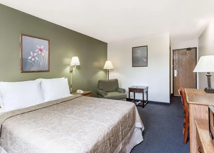 Super 8 By Wyndham Hampton