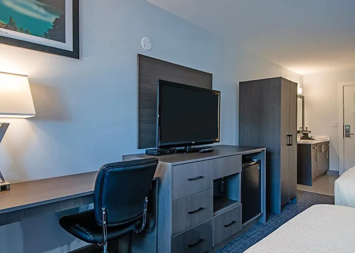 Riverland Inn & Suites
