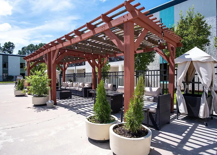 Cottonwood Suites Savannah Hotel & Conference Center