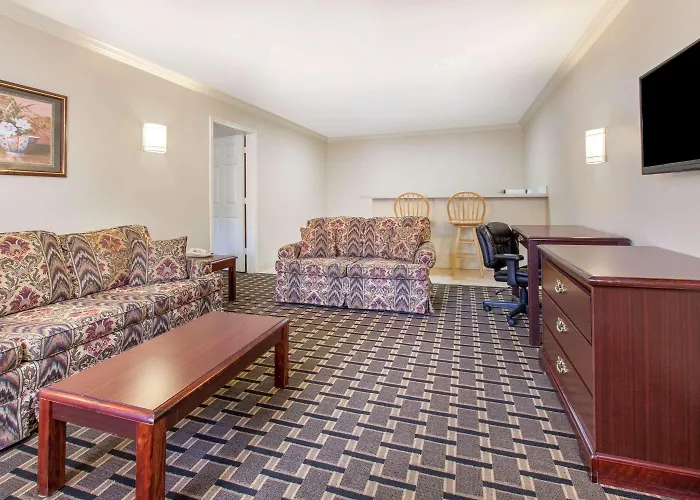 Super 8 By Wyndham Tyler Tx