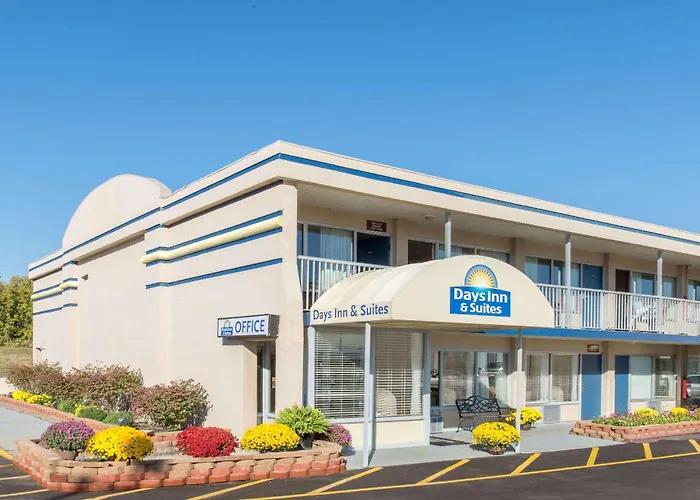 Days Inn & Suites By Wyndham Dayton North