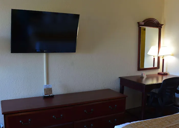 Travelodge By Wyndham Montgomery East