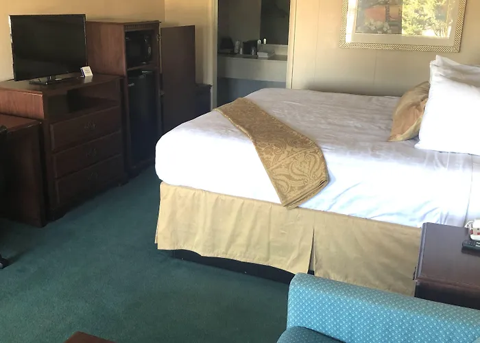 Relax Inn Perry National Fairgrounds Area I-75