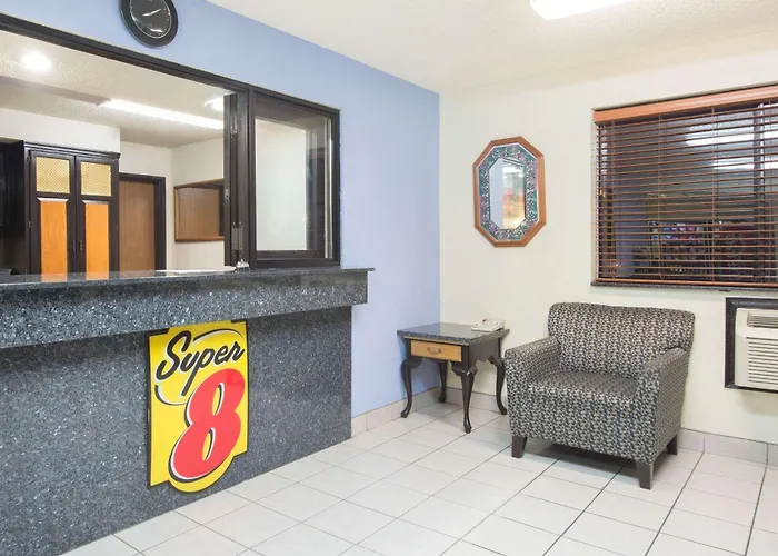 Super 8 By Wyndham New Castle