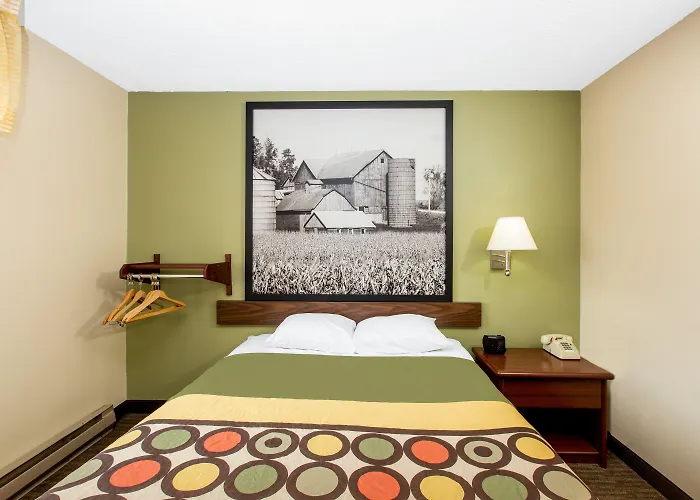 Super 8 By Wyndham Fairmont