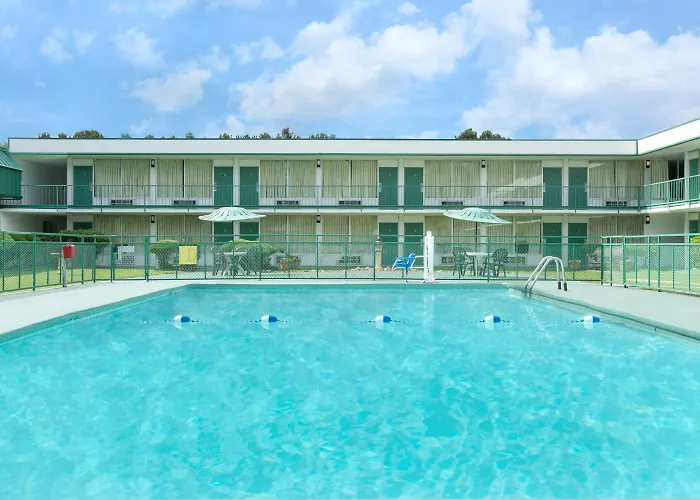 Super 8 By Wyndham Hope Hotel