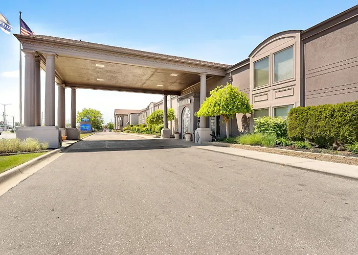 Days Inn & Suites By Wyndham Roseville/Detroit Area