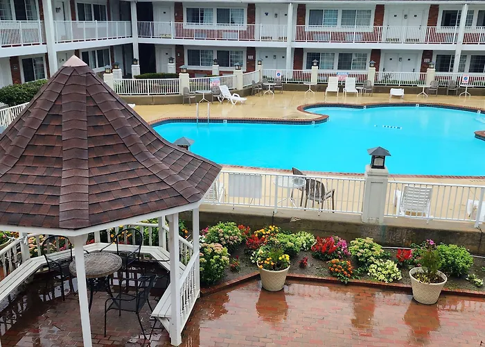 Days Inn & Suites By Wyndham Roseville/Detroit Area