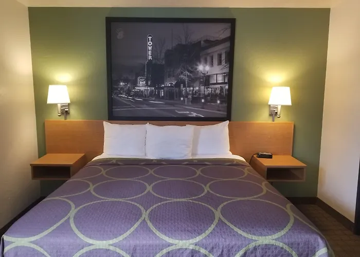 Super 8 By Wyndham Redmond