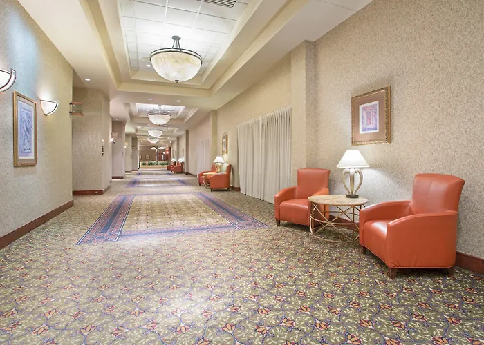 Hotel Topeka At City Center
