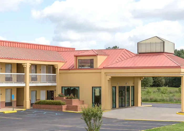 Super 8 By Wyndham Madison/Ridgeland Area Hotel