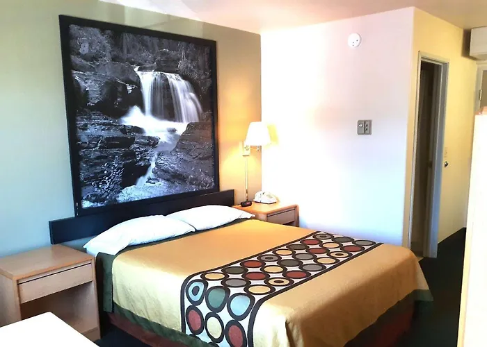 Super 8 By Wyndham Hamilton Hotel