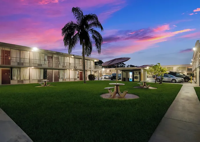Hometowne Studios By Red Roof Vero Beach - I-95