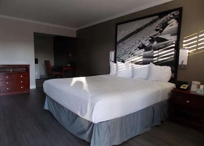 Super 8 By Wyndham Santa Cruz Beach