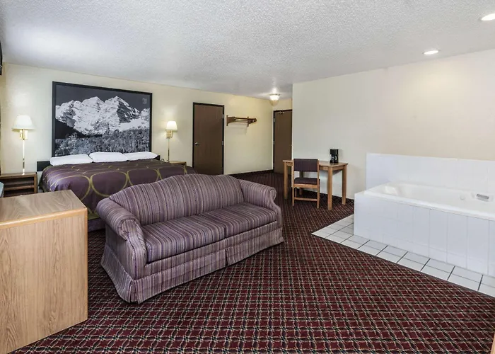 Super 8 By Wyndham Fountain