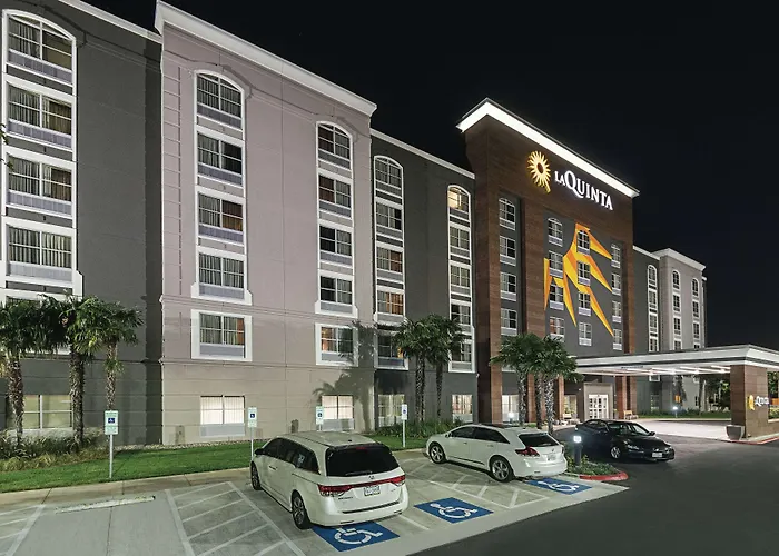 La Quinta Inn & Suites By Wyndham San Antonio Downtown