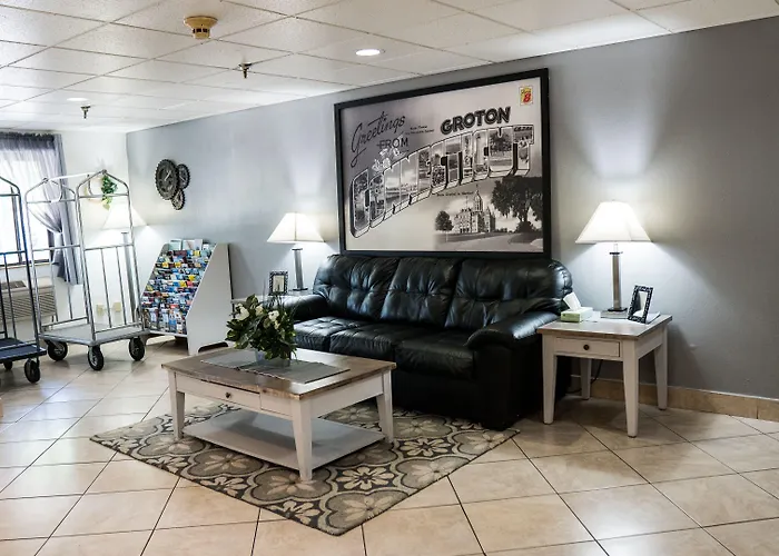 Super 8 By Wyndham Groton
