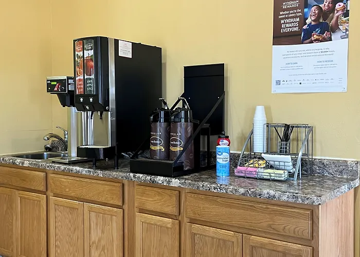 Super 8 By Wyndham Carbondale Motel