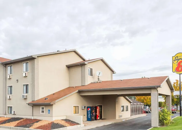 Super 8 By Wyndham Logan Hotel