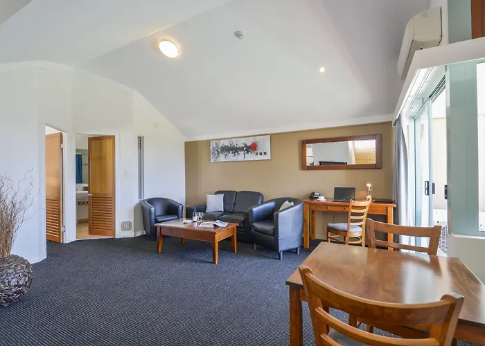 Burnett Riverside Hotel
