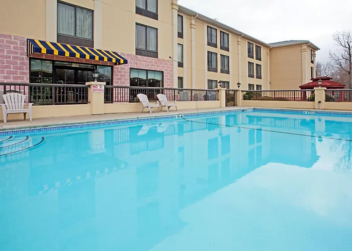 Holiday Inn Express & Suites Charlotte Arpt-Belmont By Ihg