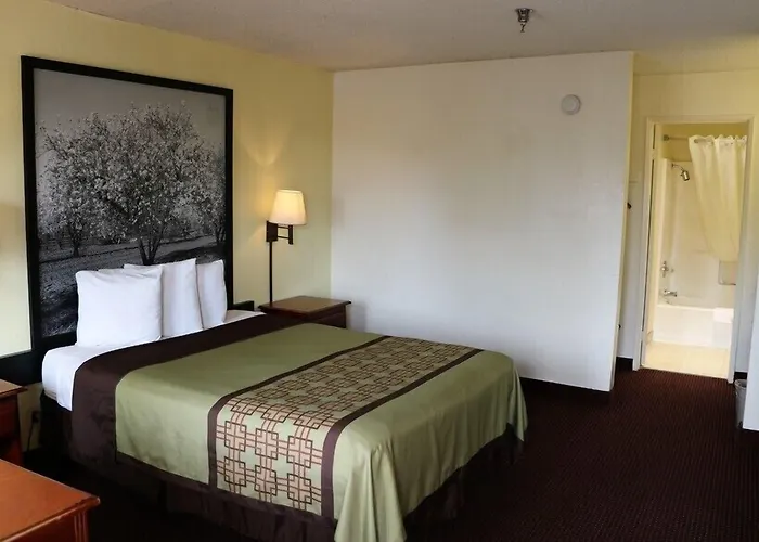 Super 8 By Wyndham Bakersfield/Central