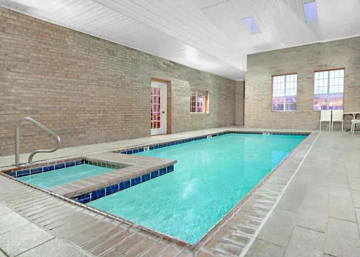Longhorn Inn & Suites