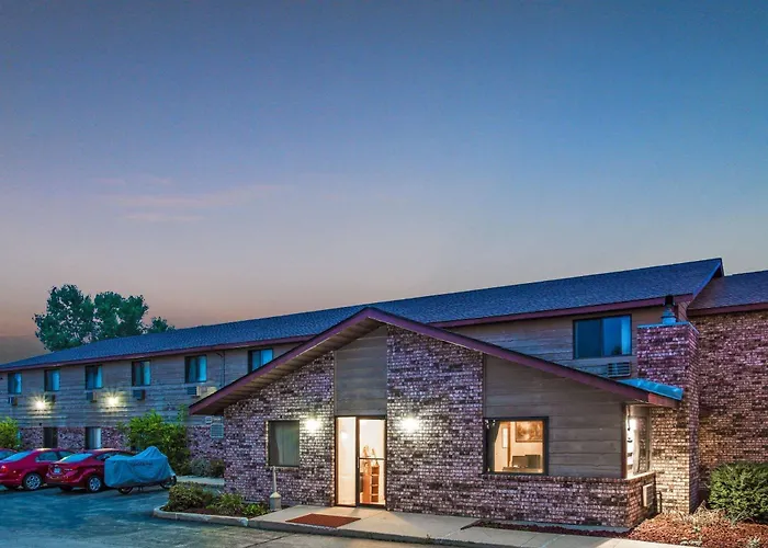 Super 8 By Wyndham Hartford Wi Hotel
