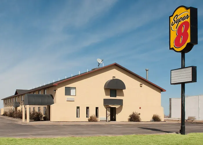Super 8 By Wyndham Pratt