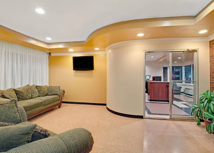Super 8 By Wyndham Milford/New Haven