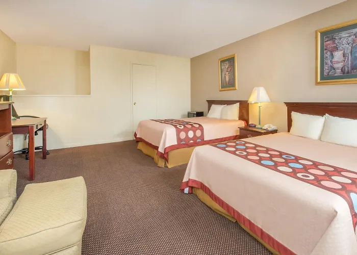 Super 8 By Wyndham Centerville-Richmond