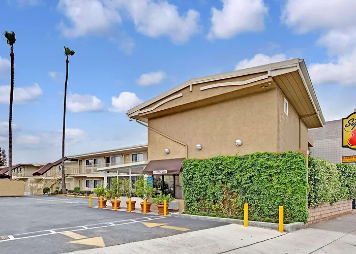 Super 8 By Wyndham Los Angeles-Culver City Area