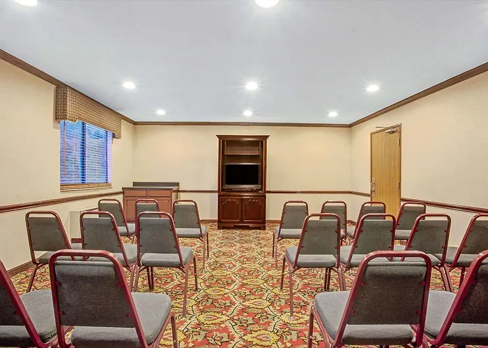 Super 8 By Wyndham Clinton
